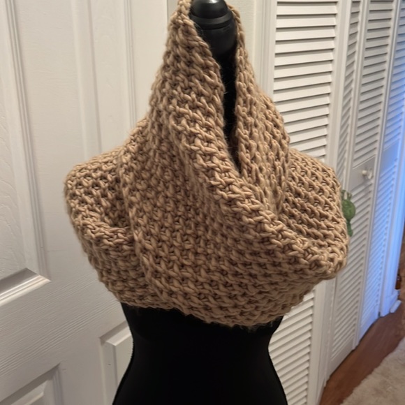 Old Navy NWT infinity woven scarf - Picture 2 of 3